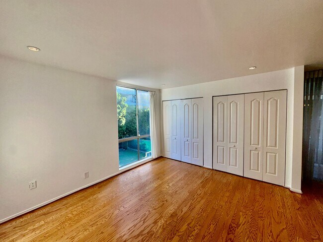 Building Photo - 1134 Alta Loma Rd