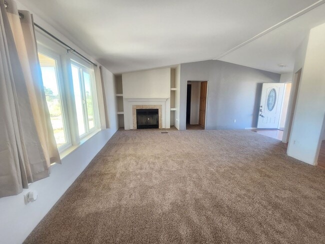 Building Photo - Sunmore Estates Large 3 Bedroom 2 bath Home