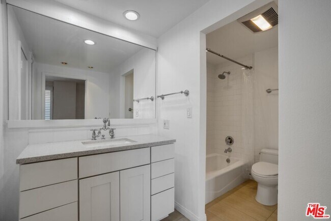 Building Photo - 321 S San Vicente Blvd