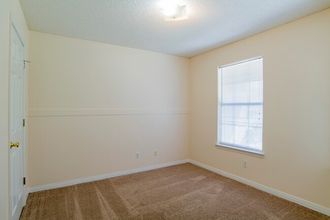 Building Photo - 3 bed 2 bath home off Creighton Rd