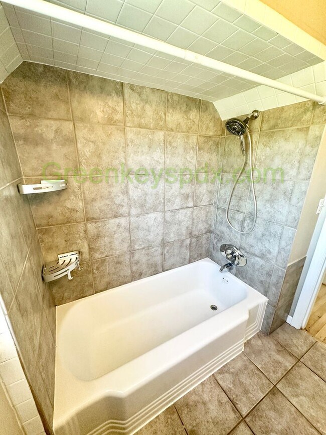 Building Photo - 2-Bedroom 2-Bathroom House in NE Portland,...
