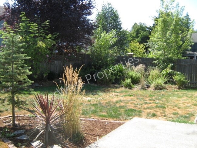 Building Photo - *1ST MONTH'S RENT FREE PROMO* Ranch Style 3 Bedroom Gresham Home with 2 Car Garage, Gas Fireplace...