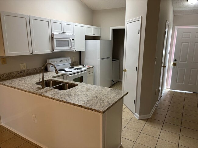 Building Photo - 2-Bedroom, 2-Bathroom Condo with Balcony, ...