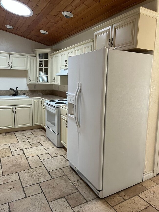 Building Photo - 3 bed / 2 bath Duplex