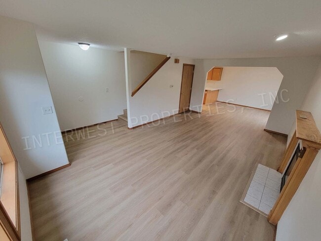 Building Photo - SE Portland Home on A Cul-De-Sac with Gara...