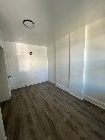 Building Photo - 2921 W 6th St