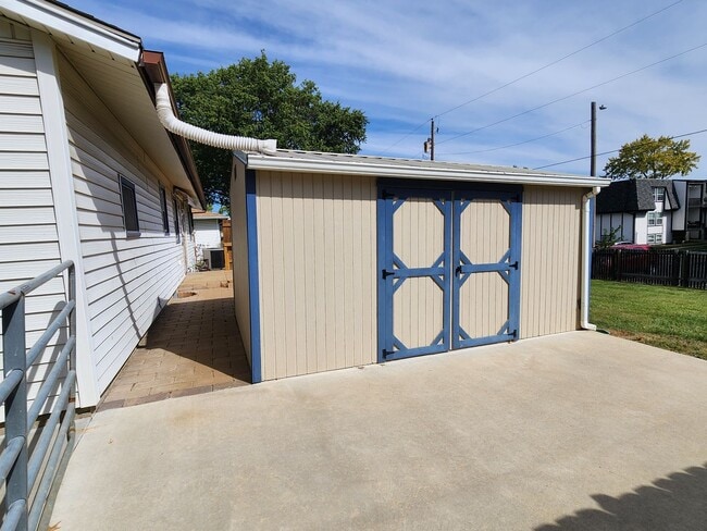 Building Photo - Beaufiful 3 bedroom rancher with attached ...
