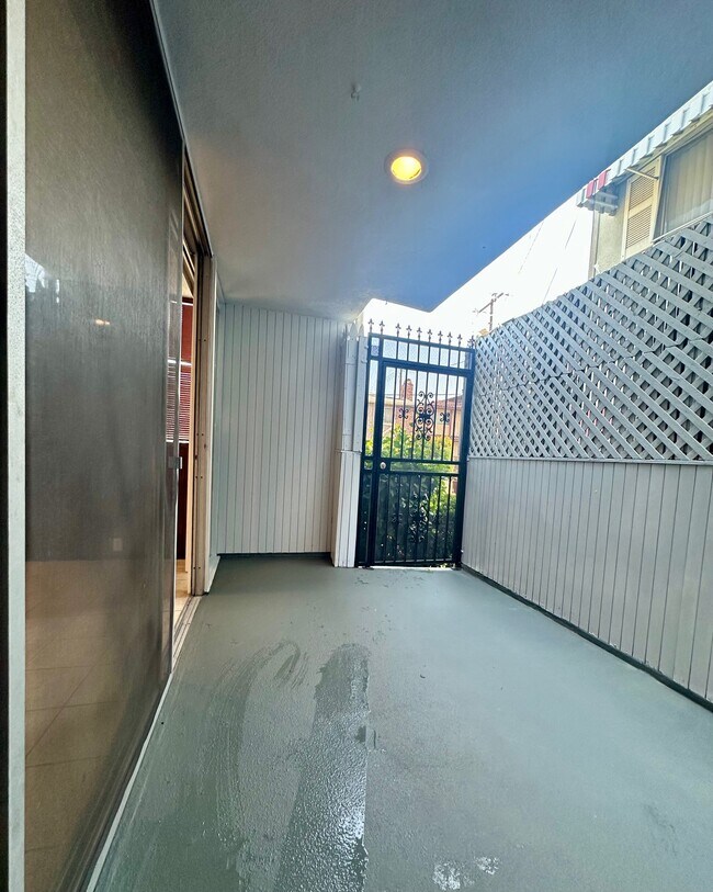 Building Photo - 537 Evergreen St