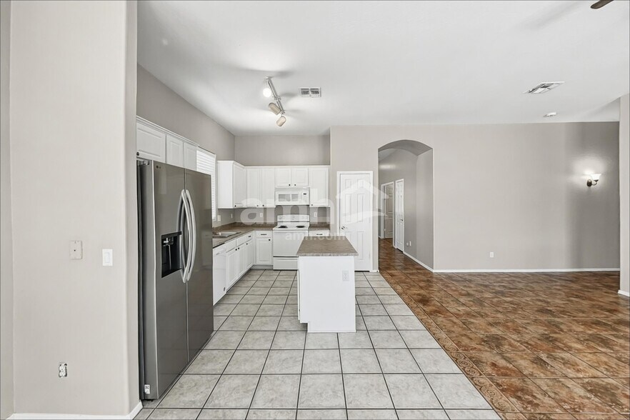 Building Photo - 12717 W Earll Dr