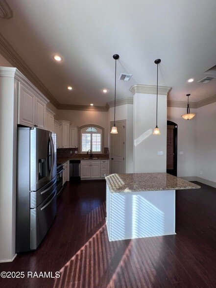 Building Photo - 100 Birchview Dr