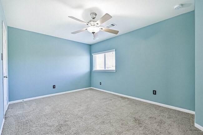 Building Photo - 2411 Lakecrest Town Dr