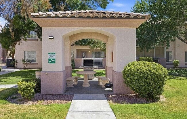 Building Photo - Beautifully Updated 2-Bedroom Condo in a Gated Community