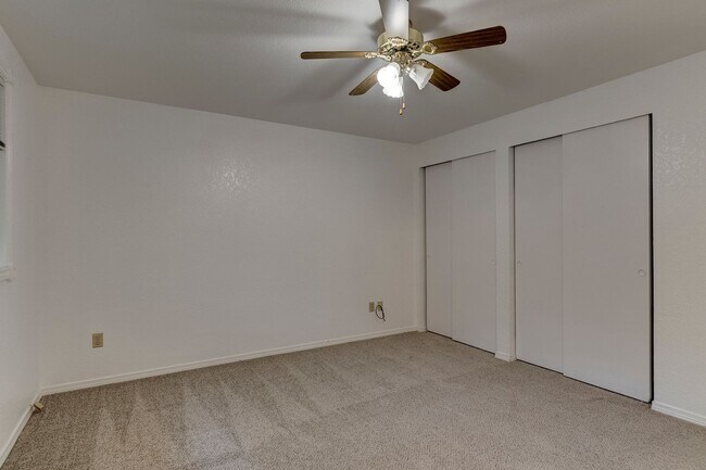Building Photo - Beautifully Updated 3+ Bedroom Water View ...