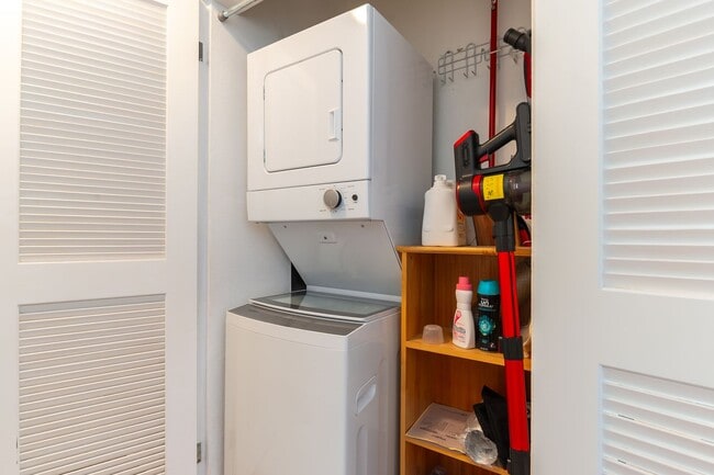 Building Photo - Conveniently located, furnished, 2 Bed, 2 ...
