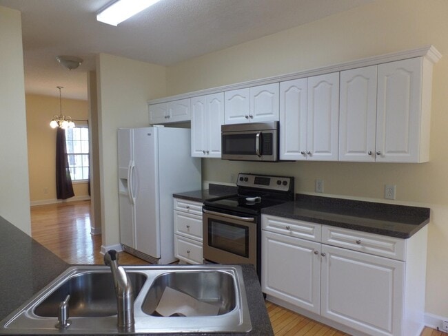 Building Photo - 10 Sawmill Rd W