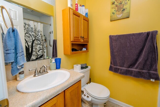 Building Photo - Cozy 3 bedroom home with spacious fenced backyard!