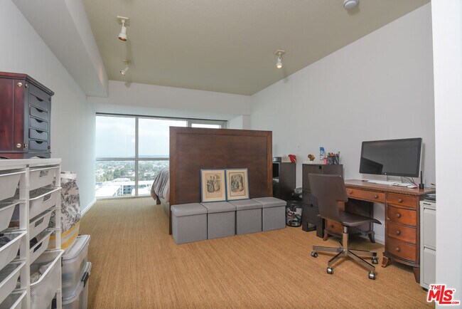 Building Photo - 13600 Marina Pointe Dr