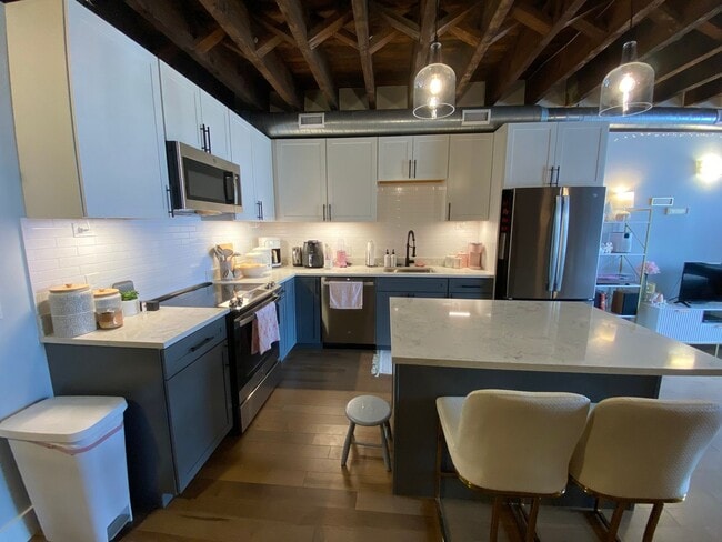 Building Photo - LEASING SPECIAL: $500 off your first month's rent AND no security deposit! Just pay $500 move-in ...