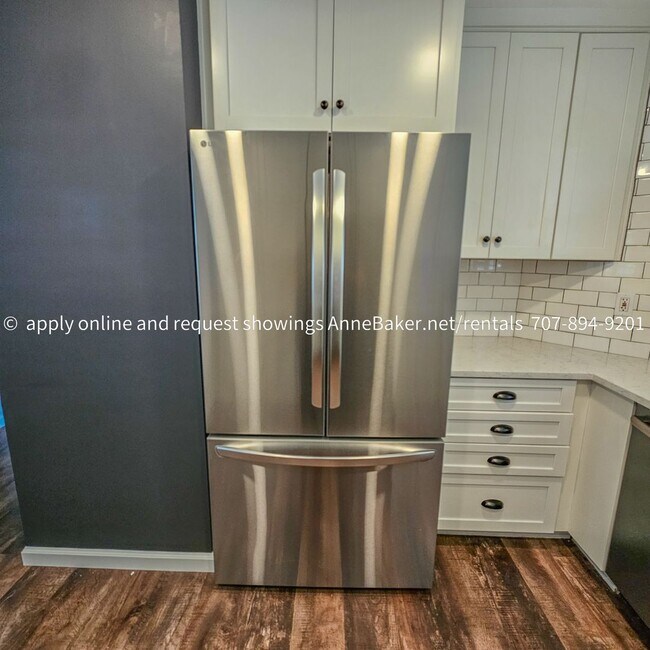 Building Photo - Exquisitely Updated Condo - Must See