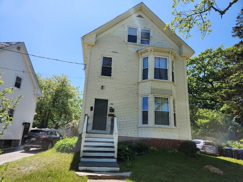 Parking in Front, 960 sf. Unit 2n floor, nice yard! - 261 Elm St