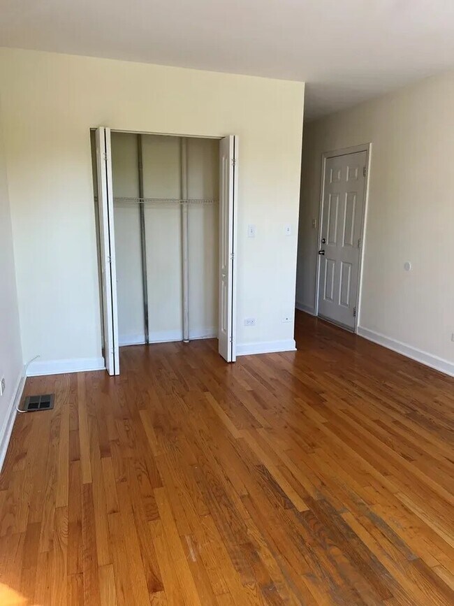 Building Photo - 3339 N Lamon Ave