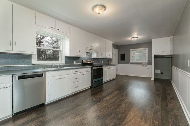 Building Photo - REMODELED 3 bedroom | 1 bathroom | Fenced Backyard Home in a Quiet Neighborhood! We Welcome Pets!