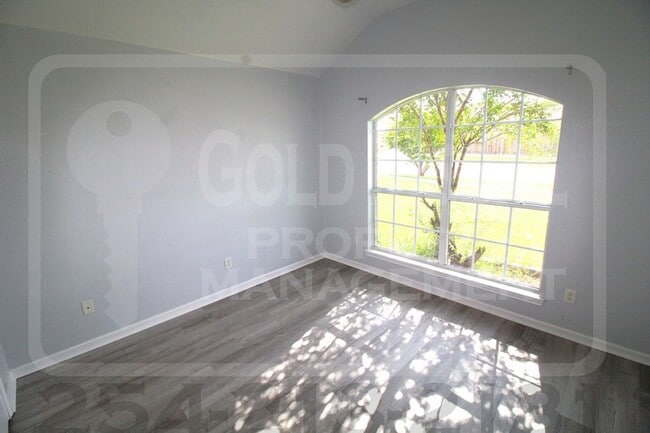 Building Photo - Beautiful 3-bed, 2-bath home now available...