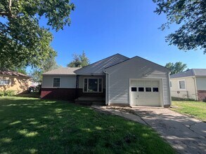 Building Photo - 3 Bedroom / 1 Bath House