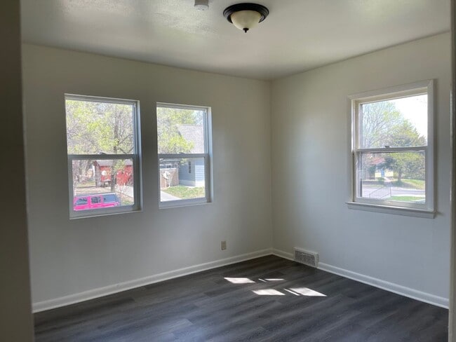 Building Photo - 3 Bedroom House Available Now!!