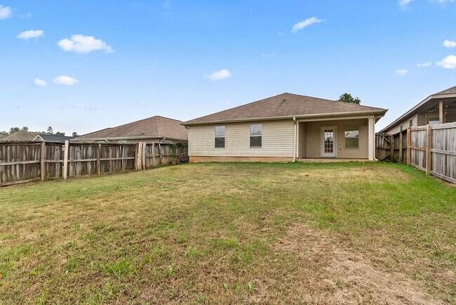 Building Photo - Nice 3 Bed 2 Bath Available Now! Book Your Tour Today!