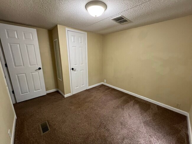 Building Photo - 102 Stillwater Dr