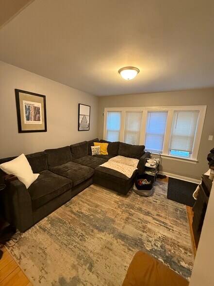 LR - 3029 S Hanson Ave