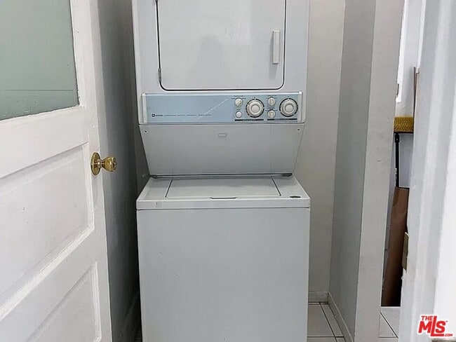 Building Photo - 755 N Kenmore Ave