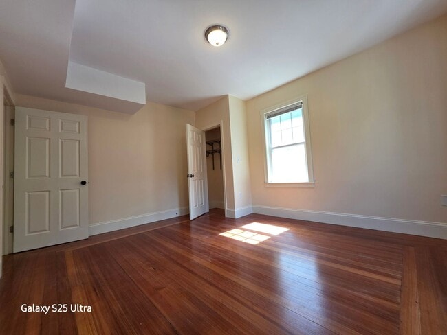 Building Photo - No Brokers Fee. Oak Sq Area of Brighton. Pets Friendly, Laundry, Parking, Eat-in Kitchen,