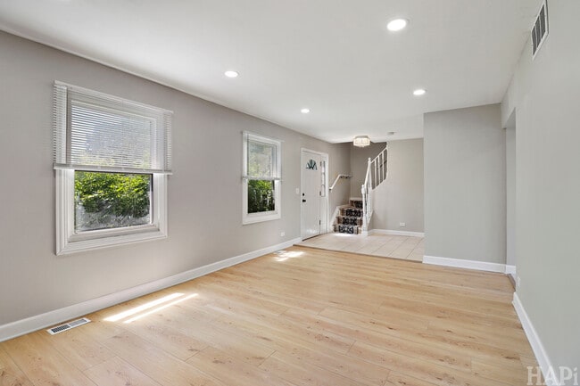 Building Photo - 2208 Kensington Dr