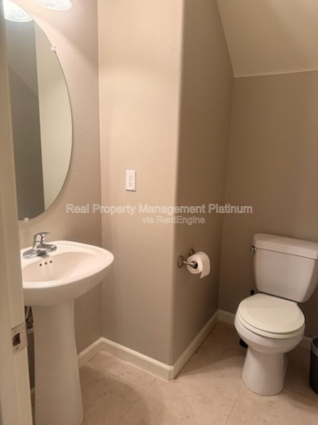 Building Photo - 1532 N Sanders Ave