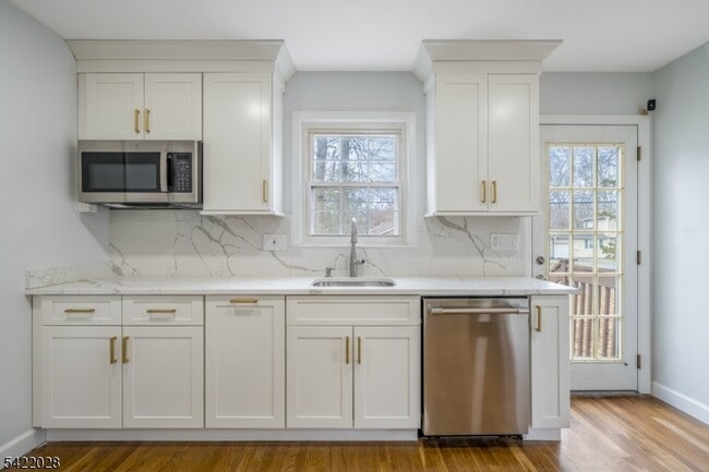 Building Photo - 6 Windsor Way