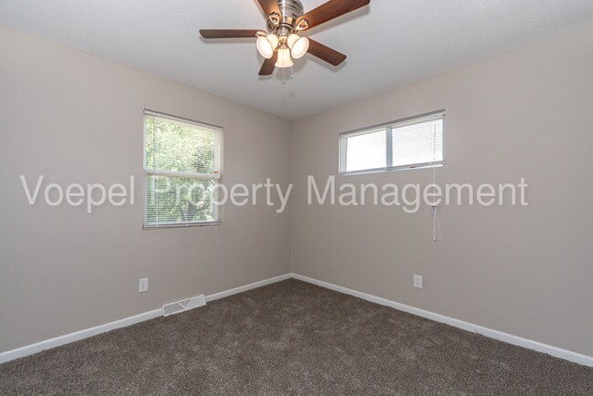 Building Photo - 2 Bedroom 1 Bath Remodeled KCK Duplex