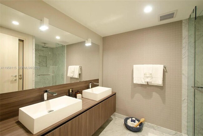 Building Photo - 1000 Brickell Plaza