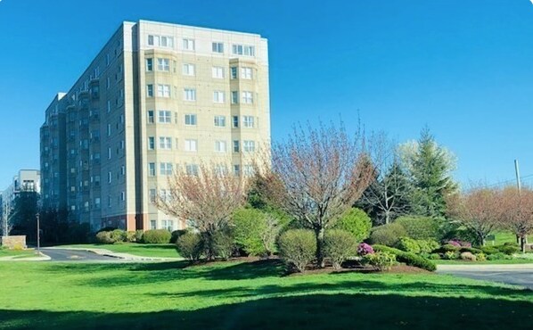 Primary Photo - 1 Cityview Ln