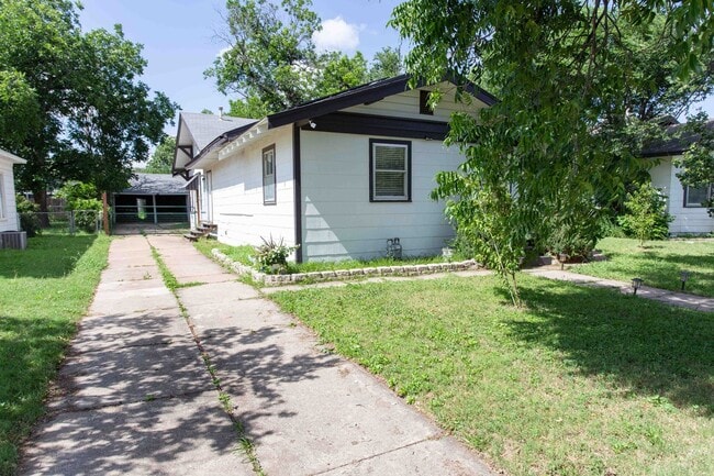 Building Photo - 4 Bedroom Home!!