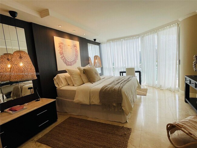 Building Photo - 16400 Collins Ave