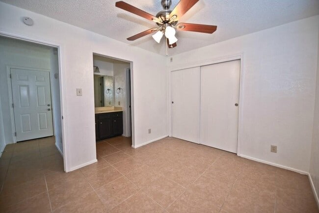 Building Photo - 1201 Westcott Dr