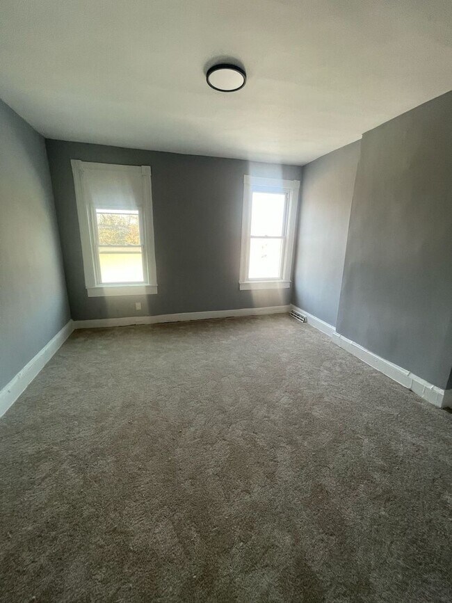 Building Photo - Three Bedroom One Bathroom Ready For ASAP Move In