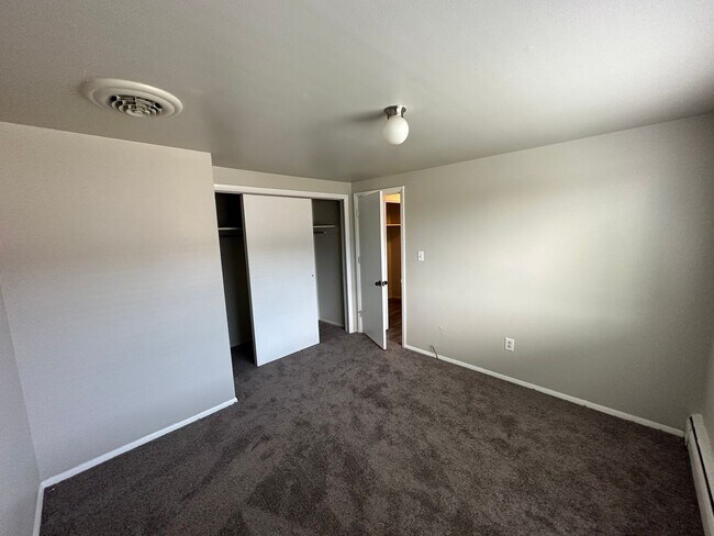 Building Photo - Updated 1-bed, 1-bath Edgewater condo on the 1st floor located near Sloan’s Lake!