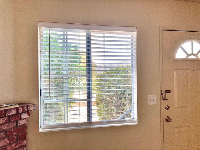 Building Photo - Charming 2 Bedroom 2 Bath townhouse with a...