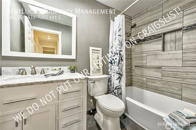 Building Photo - 12721 NE 129th Ct