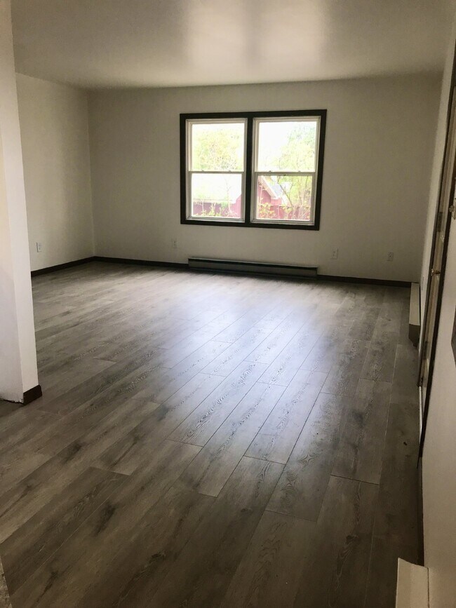 Building Photo - 2 Bedrooms, 1 Bathroom Northside Apartment - Close to River Prairie Center