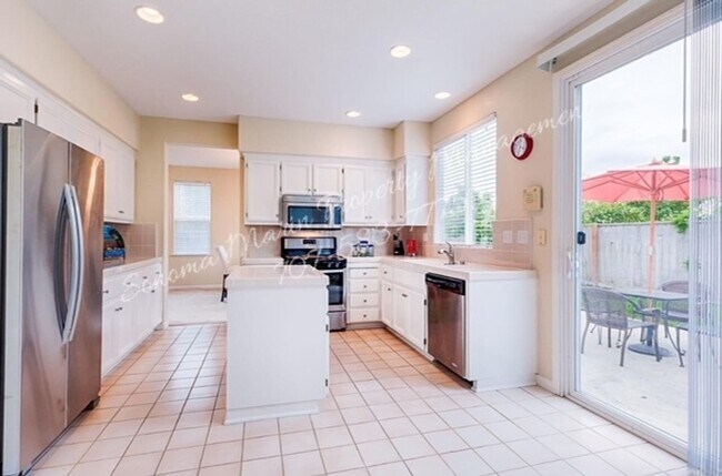 Building Photo - 4 Bedroom Home Corner Lot ~ 1 bedroom on 1st evel ~ 3 Full Bathrooms