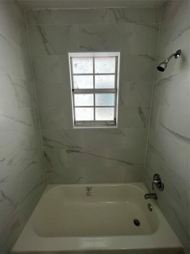 Building Photo - 5615 SW 40th St